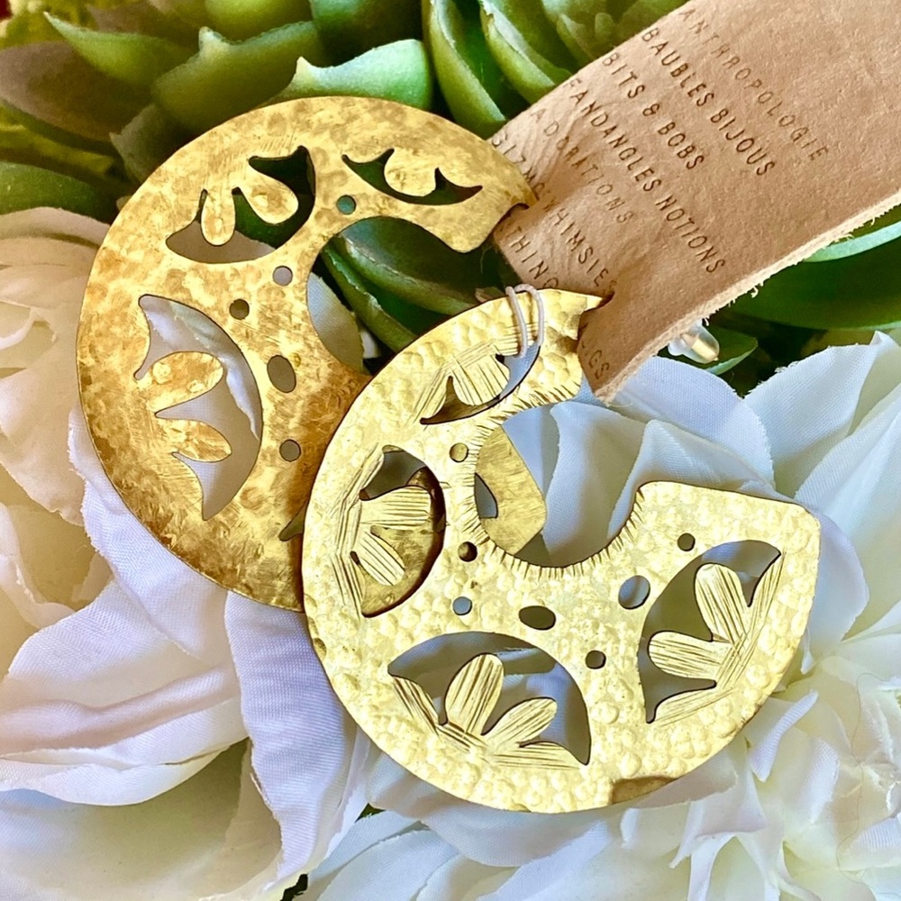 🌺🎉HP🎉🌺 NWT Anthropologie Gold Floral Cut-Out Hoop Earrings